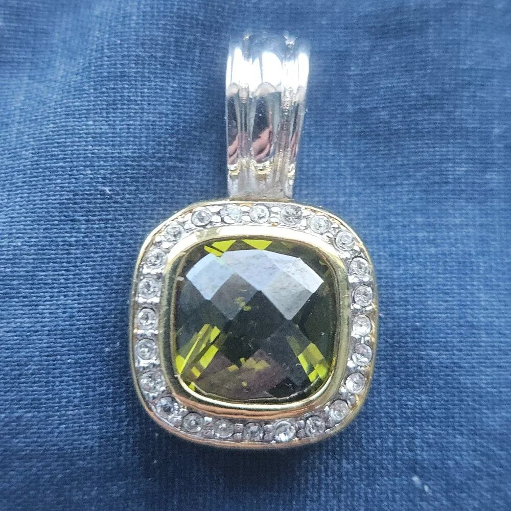 PENDANT WITH GREEN FACETED GLASS CENTER STONE SURROUNDED BY RHINESTONES